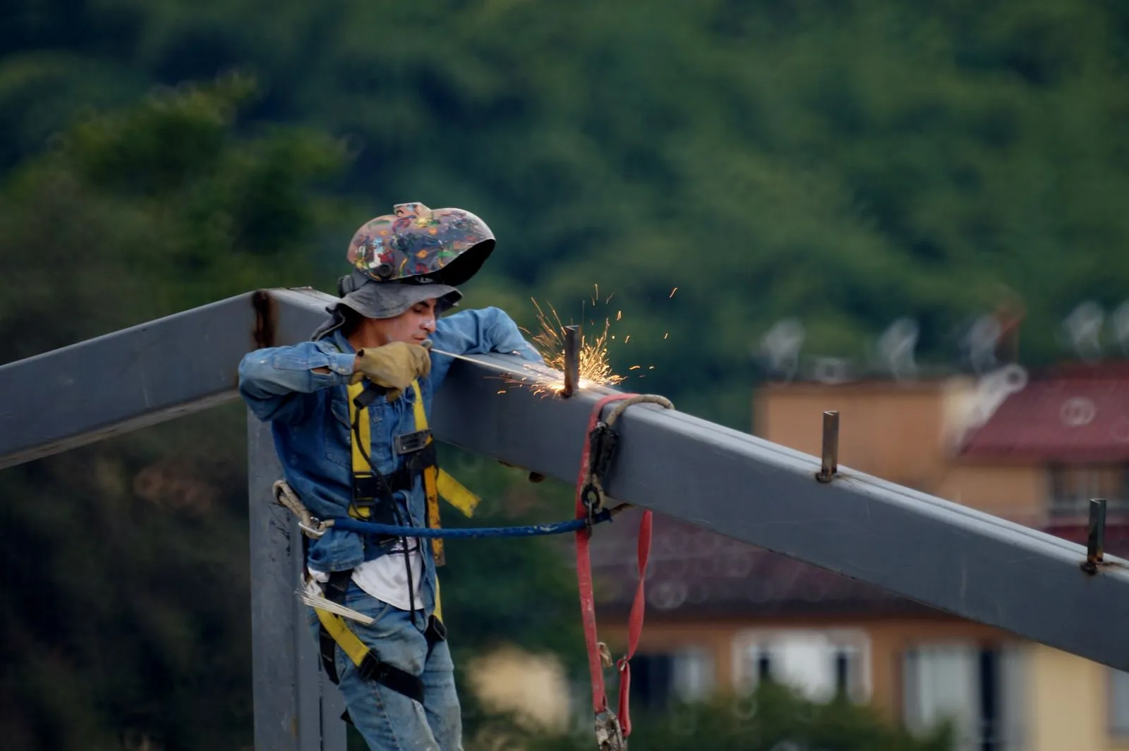Soldador trabajando en una estructura de acero